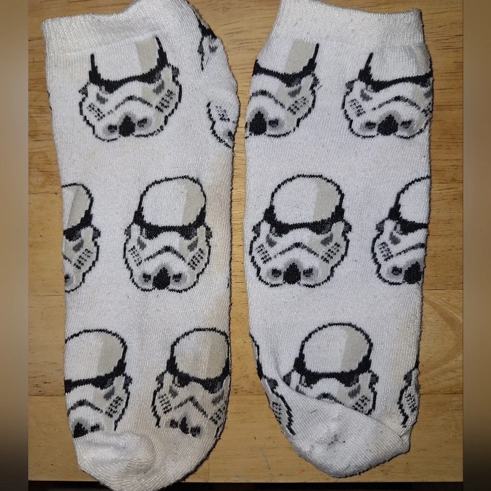 Six pairs of Star Wars ankle socks in a men's size 8 or women's size 9. Pre-love